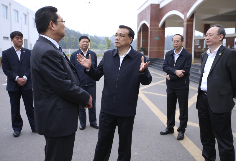 ���ǿ25�������Ű����ٹ�·�����������������������漴Χ£������һλ����վ��������ǰ�ʺã���������������ͬ����ʲô�仯���Է��ش�һ������ȥ���ƽ����ʱһλ����ɰʯ�Ĵ����˾�������������ߡ���֪ɰʯ�۸���������������������˵�˵�����Ǹ�����ͷ��