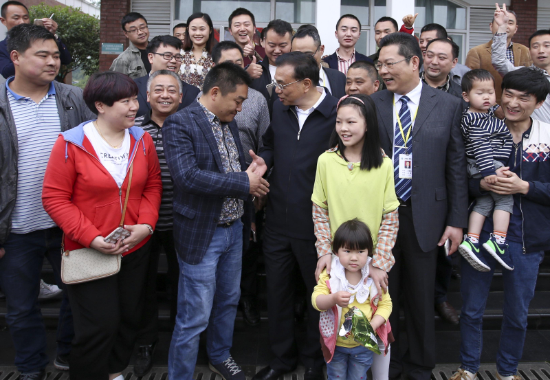 ���ǿ25�������Ű����ٹ�·�����������������������漴Χ£������һλ����վ��������ǰ�ʺã���������������ͬ����ʲô�仯���Է��ش�һ������ȥ���ƽ����ʱһλ����ɰʯ�Ĵ����˾�������������ߡ���֪ɰʯ�۸���������������������˵�˵�����Ǹ�����ͷ��